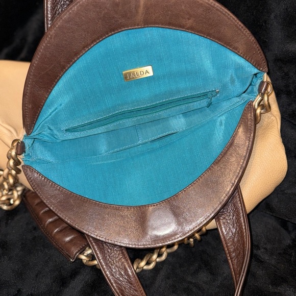 Chic Tan and Brown Shoulder Bag with Chain Detail - Picture 3 of 12